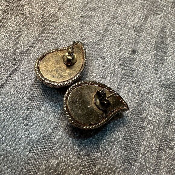 Vintage Avon Gold Tone Paisley Stud Earrings Retro Style - Picture 3 of 4
